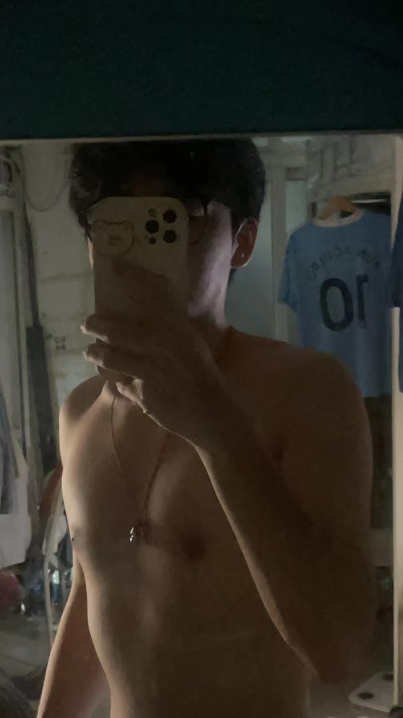 一张昏暗的日常镜面自拍
