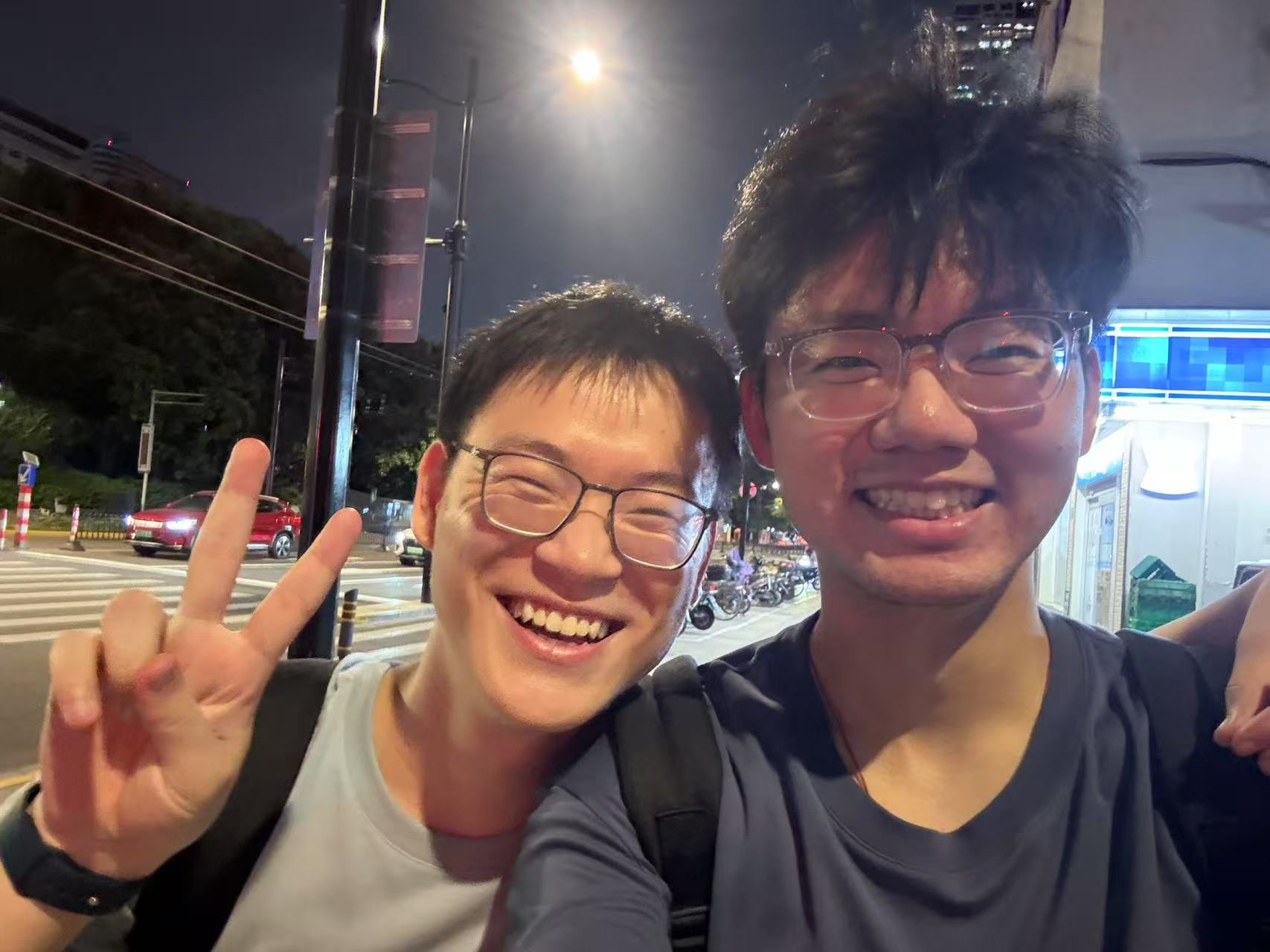 夜晚街头两位朋友开心合影